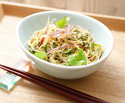 豆腐皮と香味野菜の和え物